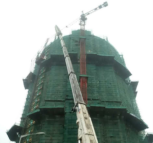 汶川吊车在工地上作业